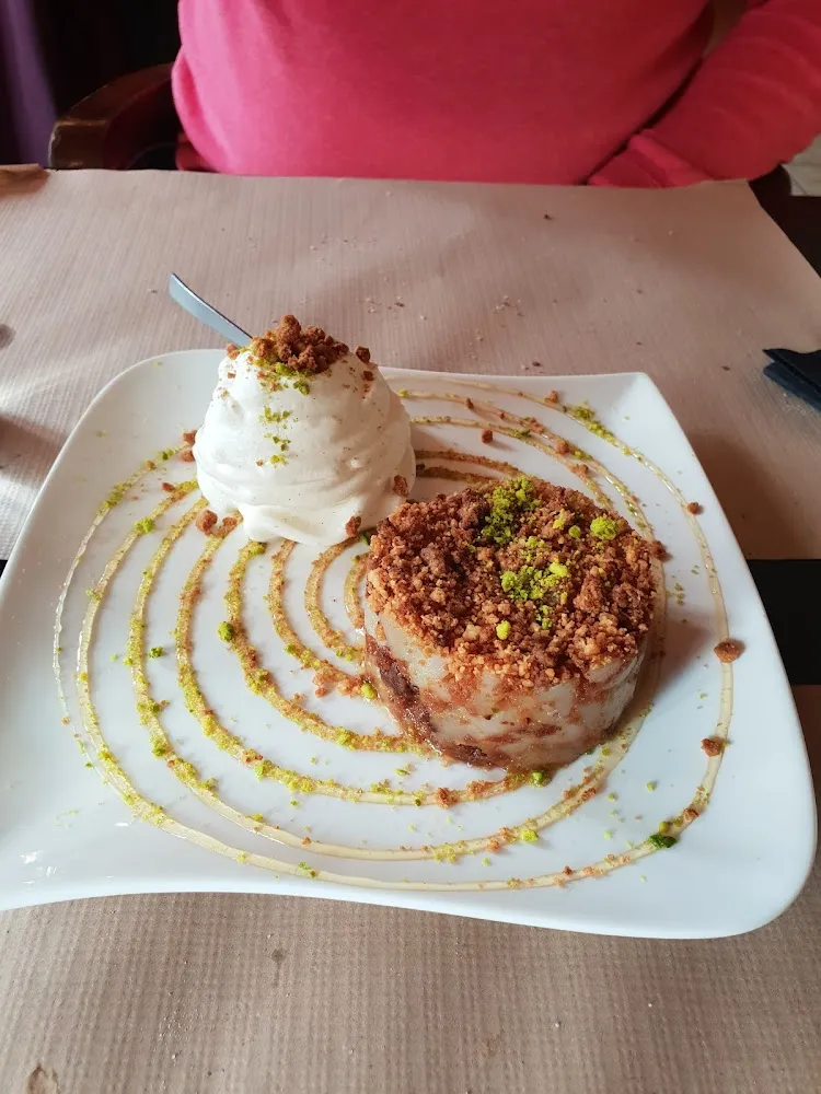 Warm Pear Crumble with Vanilla Cream